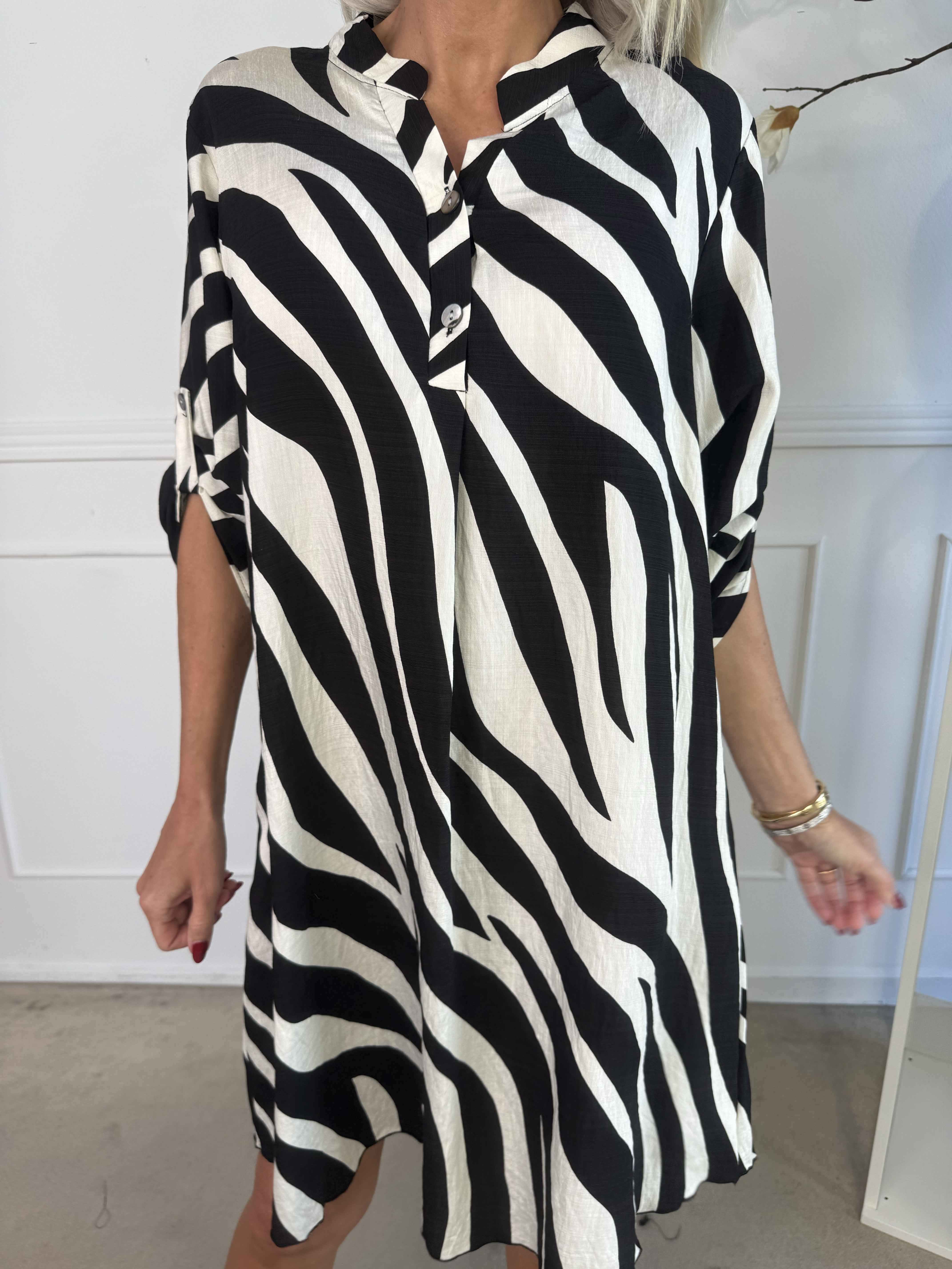 Luna - Randig tunikaklänning i viskos med knappar vid bröstet